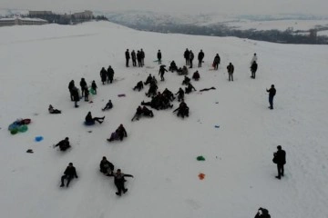 Karla kaplanan tepeyi kayak pistine çevirdiler