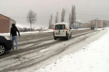 Karla kaplı yolda sürücüler zor anlar yaşadı
