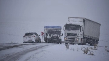 Kars-Göle kara yolunda&#160;kar yağışı, sürücülere zor anlar yaşattı