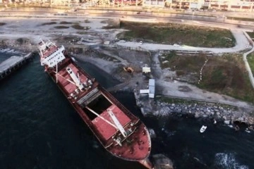 Kartal’da fırtınada yan yatan kuru yük gemisi parçalara ayrılıyor