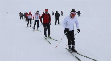 Kayak sporcuları Ağrı'nın soğuk ve karlı dağlarında başarıya koşuyor