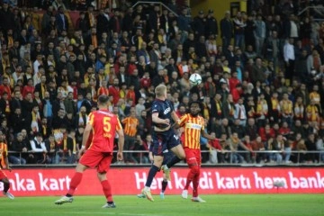 Kayserispor, lig şampiyonu Trabzonspor'u eleyerek kupada ilk finalist oldu