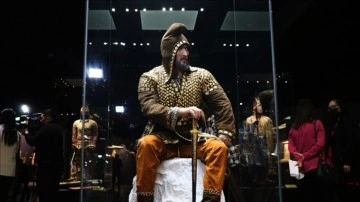 Kazakistan'ın 2 bin 500 yıllık 8. 'Altın Elbiseli Adam'ı tanıtıldı