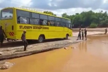 Kenya’da taşan nehri geçmek isteyen otobüs devrildi