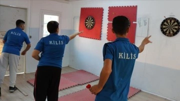 Kilis'te konteynerden yapılan salonda geleceğin dart şampiyonları yetişiyor