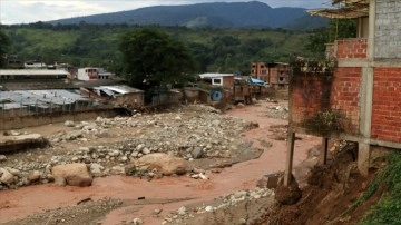 Kolombiya'da seller ve toprak kaymasından binlerce kişi etkilendi
