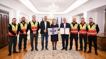 Kosova Cumhurbaşkanı Osmani, Türkiye'de görev alan arama kurtarma ekibine takdirname verdi