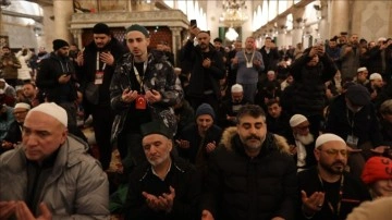 Kudüs’ü ziyaret eden yüzlerce Türk, Mescid-i Aksa’da Miraç Kandili’ni idrak etti