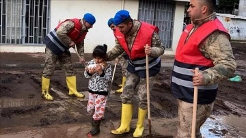 Kumluca'da selden zarar görenlere destek sürüyor