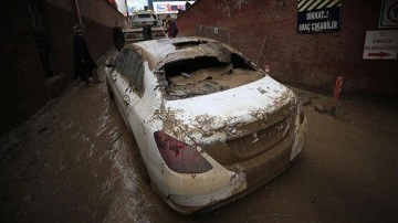 Kumluca'daki sel felaketinde otoparkta kalan araçları çıkarma çalışmaları sürdü