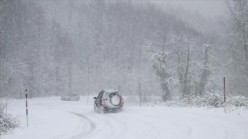 Kütahya'da yoğun kar yağışı ulaşımı aksatıyor