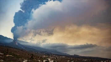 La Palma Adası'ndaki volkandan çıkan lavlar akıbet 24 saatte 90 evi hâlâ yakıp geçti