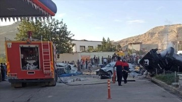 Mardin'de kaza yapan araçlara müdahale edenlere tır çarptı, 10 kişi hayatını kaybetti
