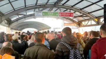 Mecidiyeköy'deki metrobüs istasyonunda yürüyen merdiven arızası yoğunluğa neden oldu