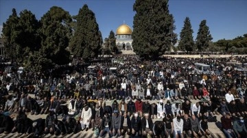 Mescid-i Aksa’da on binlerce Müslüman deprem kurbanları için gıyabi cenaze namazı kıldı