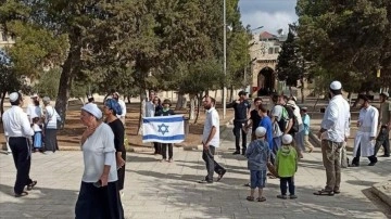 Mescid-i Aksa'ya dominant düzenleyen bağnaz Yahudiler Harem-i Şerif’te İsrail bayrağı açtı