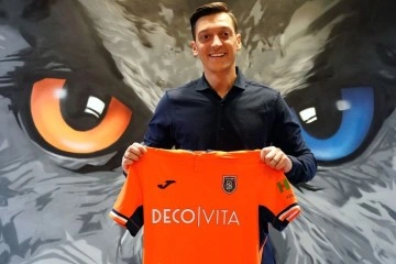 Mesut Özil, Başakşehir’e resmi imzayı attı