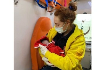 Minik bebek sağlık ekiplerinin kucağında evde gözlerini dünyaya açtı