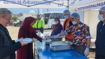 Mustafakemalpaşa Belediyesi, Hatay Arsuz'daki iki aşevinde depremzedelere yemek dağıtıyor