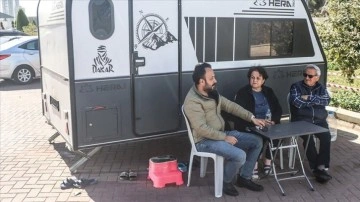 Nurdağı'ndan Mersin'e gelen depremzede aile karavanda yaşıyor