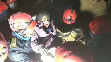 Ordu'dan deprem bölgesine giden ekipler Malatya'da baba ve kızını kurtardı