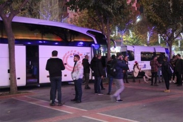 Otobüs dolusu insan telefon almak için rotayı Gürcistan'a çevirdi