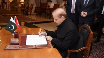 Pakistan Başbakanı, Türkiye’nin İslamabad Büyükelçiliğinde taziye defterini imzaladı