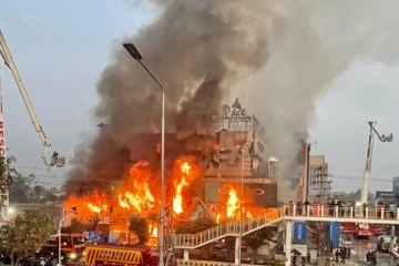 Pakistan’da AVM’de yangın