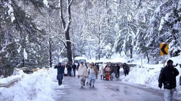 Pakistan'da kar ve yağmurun yol açtığı afet ve kazalarda 13 kişi öldü