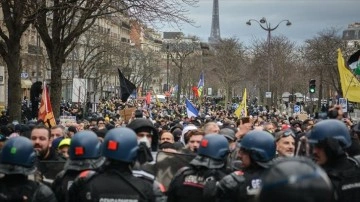 Paris'te sarı yelekliler hükümetin emeklilik reformuna karşı gösteri düzenledi