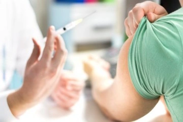 Polonya'da 4. doz aşı uygulaması başladı