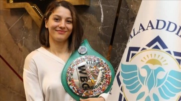 Profesyonel boksör Seren Ay Çetin, WBC gümüş kemerini depremzedeler için açık artırmaya çıkardı