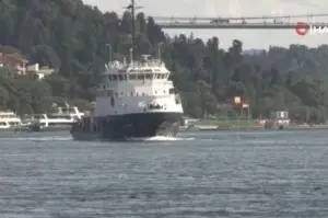 Rus donanmasına ait römorkör İstanbul Boğazı’ndan geçti