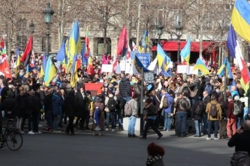 Rusya, Ukrayna savaşının 1. yıldönümünde Fransa'da protesto edildi