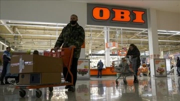 Rusya'da faaliyetini sonlandıracak OBI mağazasında uzun kuyruklar oluştu