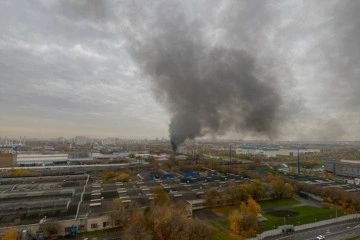 Rusya'da park halindeki 10 otomobil alev alev yandı