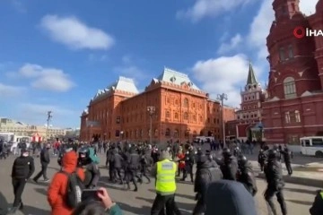 Rusya’da savaş karşıtı gösterilere polisten yine sert müdahale