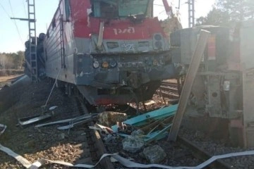 Rusya'da marşandiz otomobille çarpıştı: 1 kişi öldü, 14 vagon raydan çıktı
