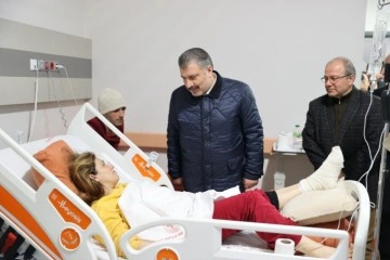 Sağlık Bakanı Koca, hastanede depremzede çocukları ziyaret etti