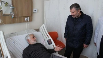 Sağlık Bakanı Koca, Reyhanlı'da tedavi gören depremzedeleri ziyaret etti
