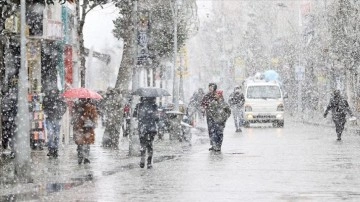 Sakarya ve Kocaeli'de kar yağışı etkili oluyor
