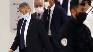 Sarkozy 'yardımcılarının yöntemsizlik davasında' mahkemede tabir vermeyi reddetti
