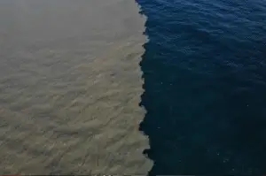 Sel bölgesinde deniz iki renk