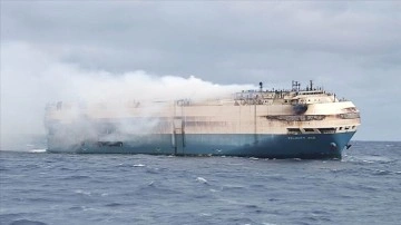Seyir esnasında yangın çıkan lüks araç yüklü gemi Atlas Okyanusu'nda sürükleniyor