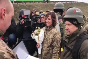 Sokak savaşına hazırlanan Kiev'de asker çift, ateş hattında 'evet' dedi