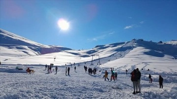 Son günlerde en çok karın yağdığı kayak merkezi Saklıkent'te sezon açıldı