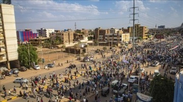 Sudan halkı,1964'teki devrimin sene dönümünde askerin yönetimden çekilmesini istedi