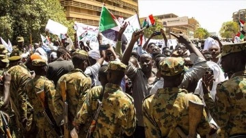 Sudan ordusu, ülkedeki "kaos ve buhran ortamını" sonlandırmak düşüncesince OHAL anons etti