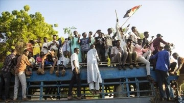 Sudan'da Başbakanlığa akın etmek talip göstericilere manşet müdahalesinde 5 ad yaralandı