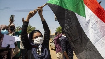 Sudan'da çırçıplak dümen isteğiyle binlerce ad sokaklara indi